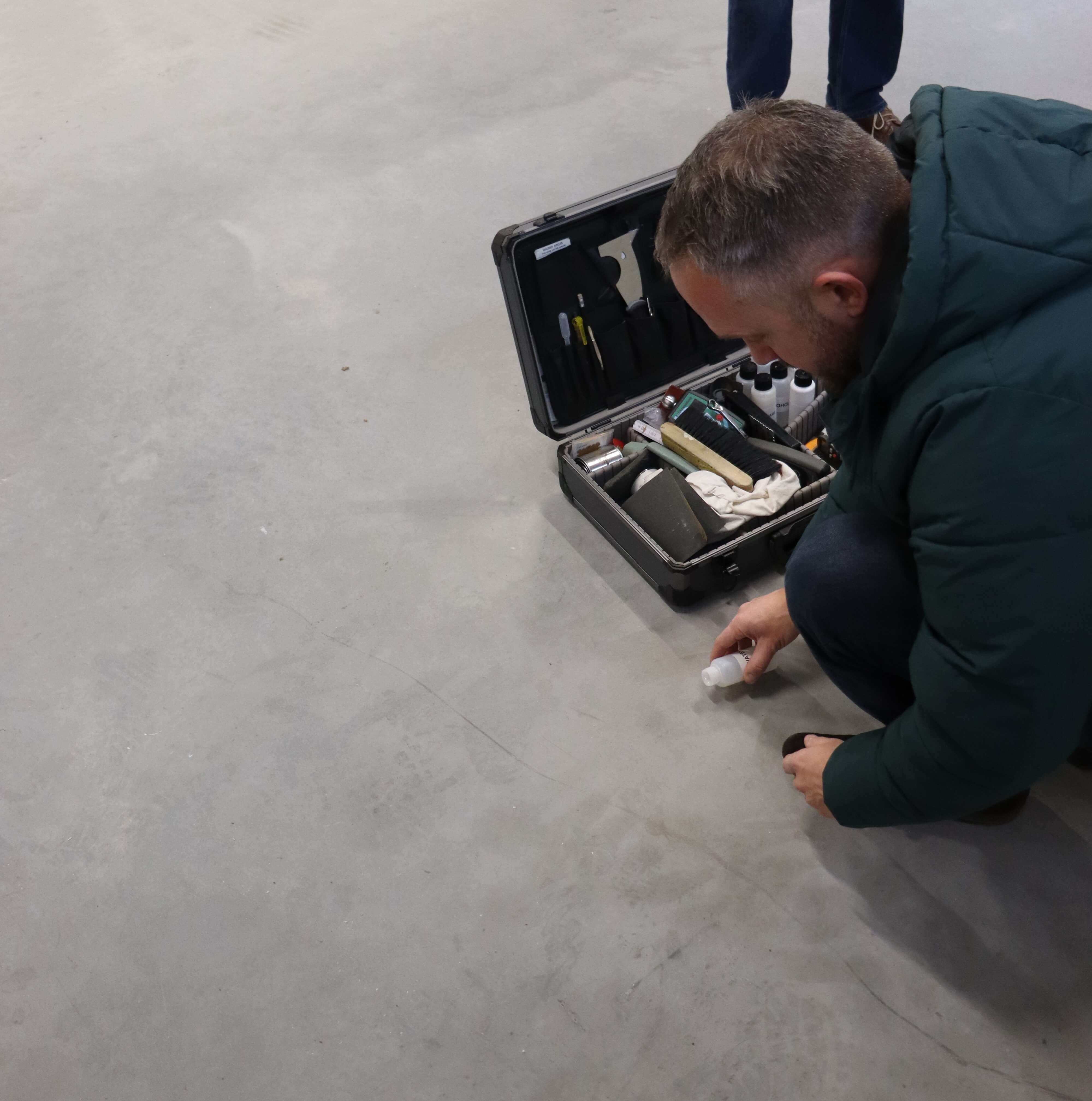 Afbeelding voor: Sterke vloercoating voor zware belasting: de juiste voorbehandeling en systeemkeuze