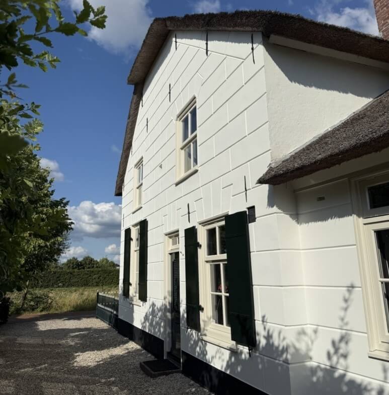 Afbeelding voor: Strakke gevelrenovatie van woonboerderij in Houten