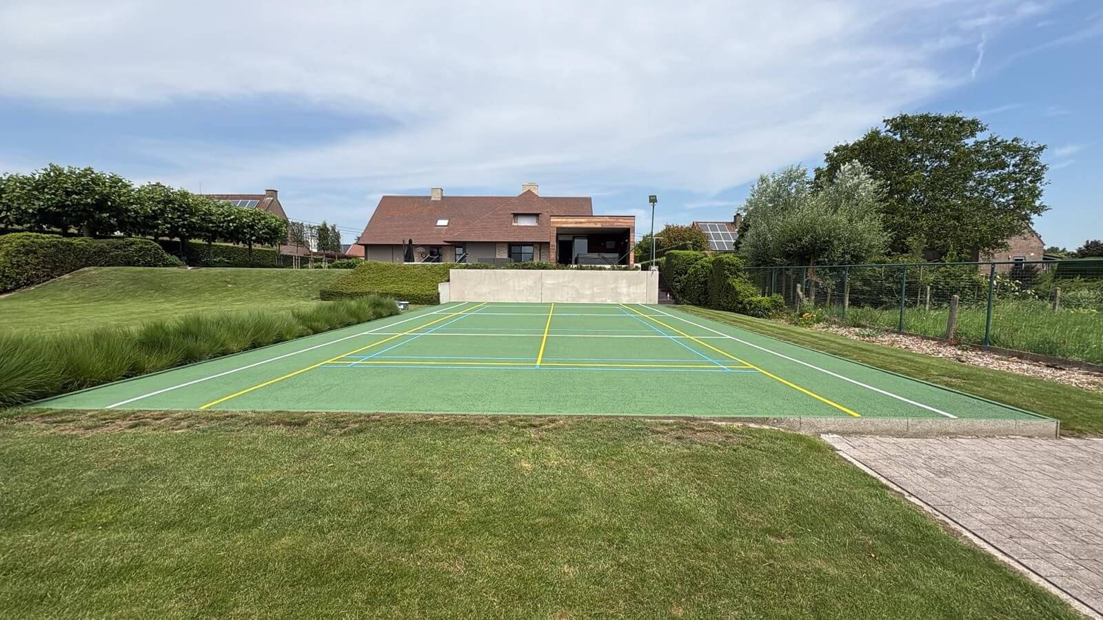 Afbeelding voor: Hoe een tennisbaan met een eenvoudige coatingbeurt weer als nieuw oogt