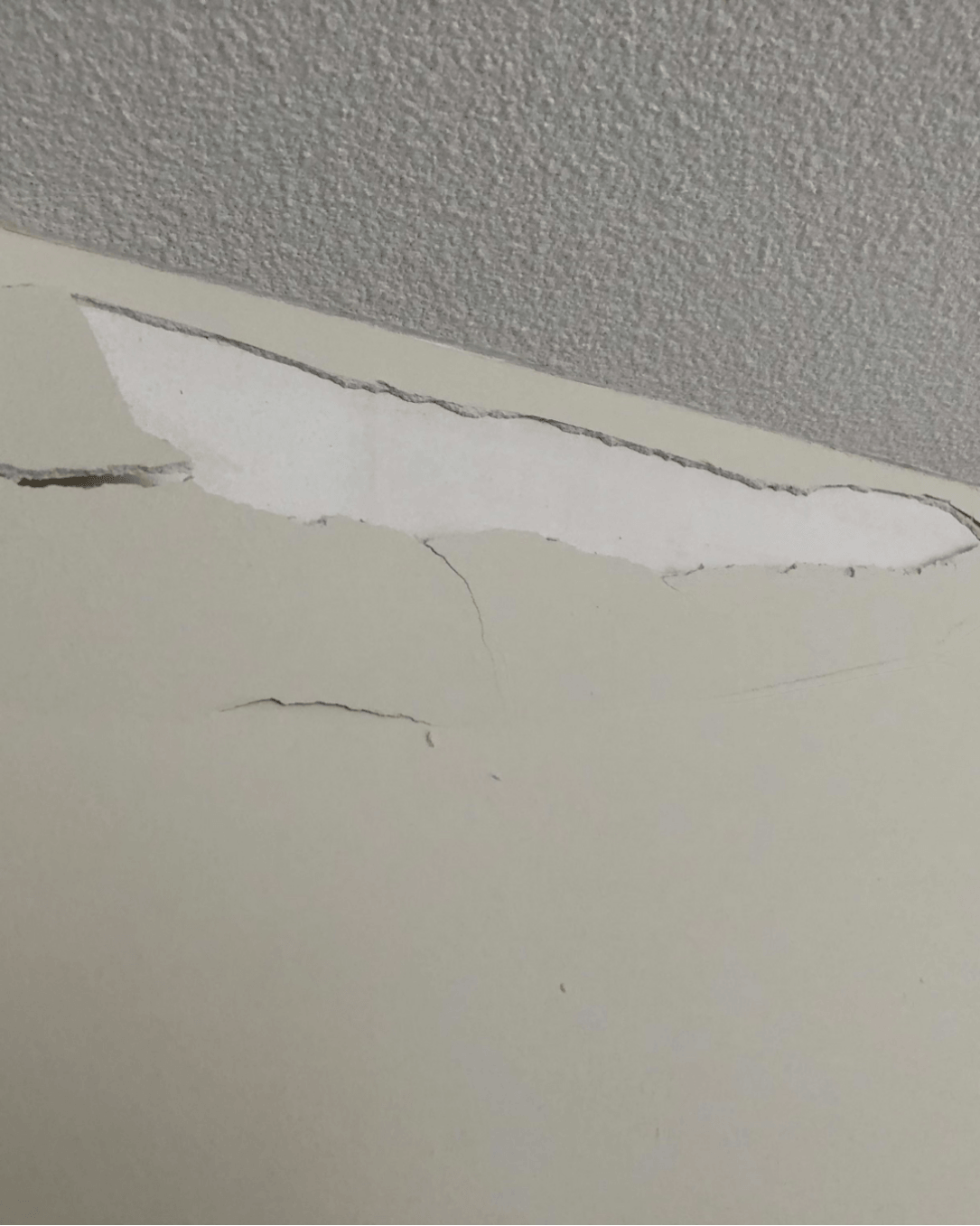 Afbeelding voor: Pleisterwerk hecht niet na het verwijderen van behang: wat nu?