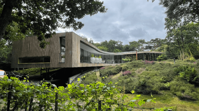 Afbeelding voor: Behandeling van de houten gevelelementen van een vrijstaande villa Afbeelding voor: Behandeling van de houten gevelelementen van een vrijstaande villa