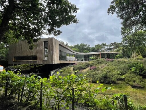 Afbeelding voor: Behandeling van de houten gevelelementen van een vrijstaande villa