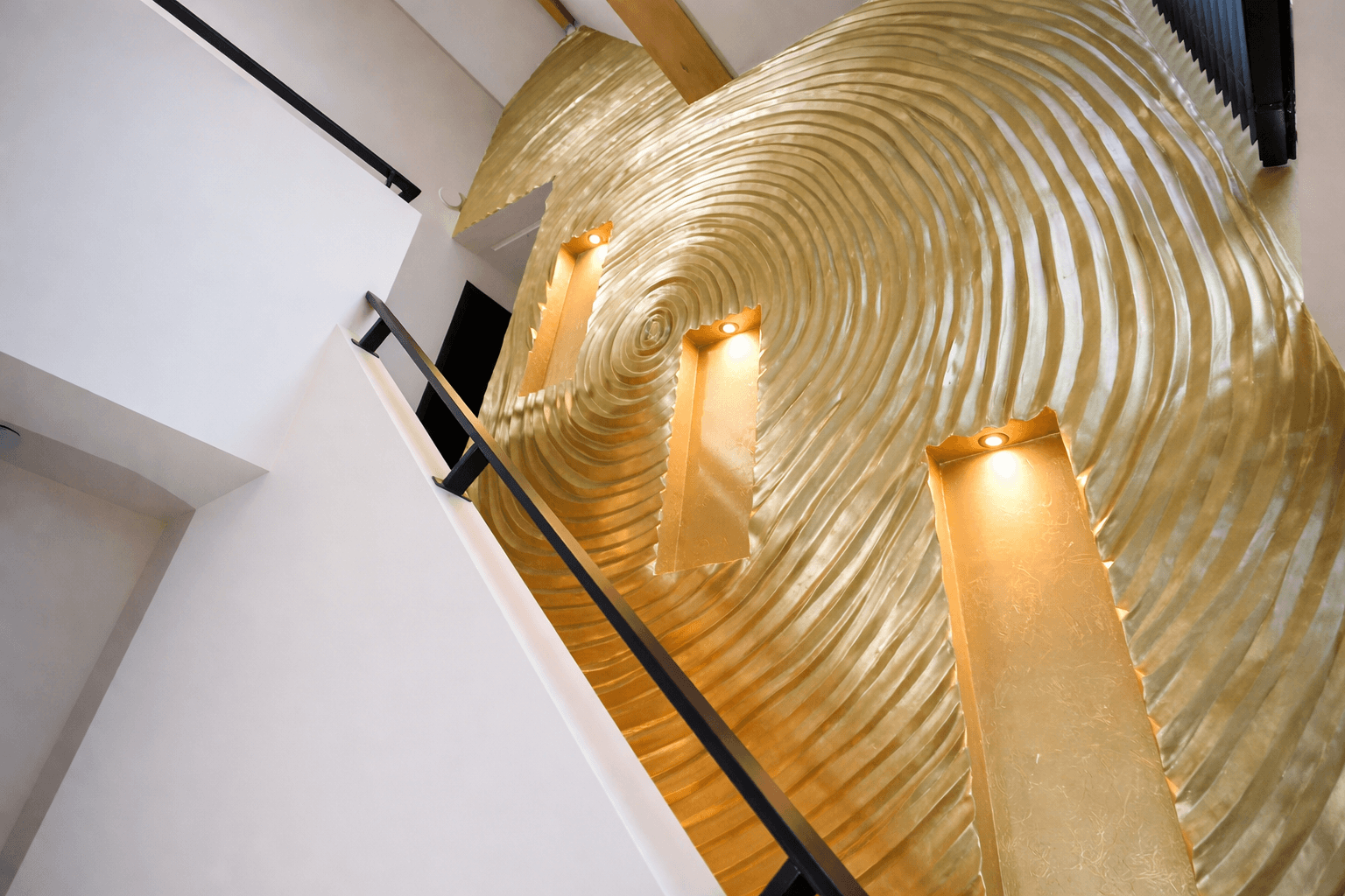 Afbeelding voor: Van kale muur naar gouden eyecatcher: een 3D wand met Südwest Aqua Alu-Effectlak