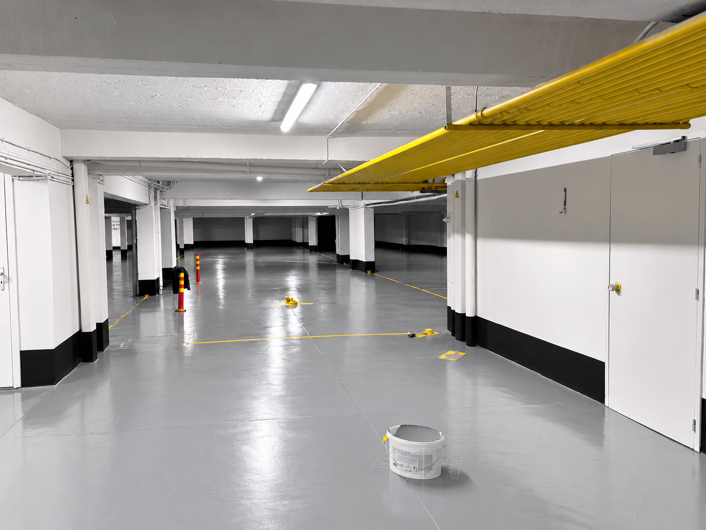 Afbeelding voor: Ondergrondse parkeergarage voorzien van slijtvaste epoxy vloercoating 