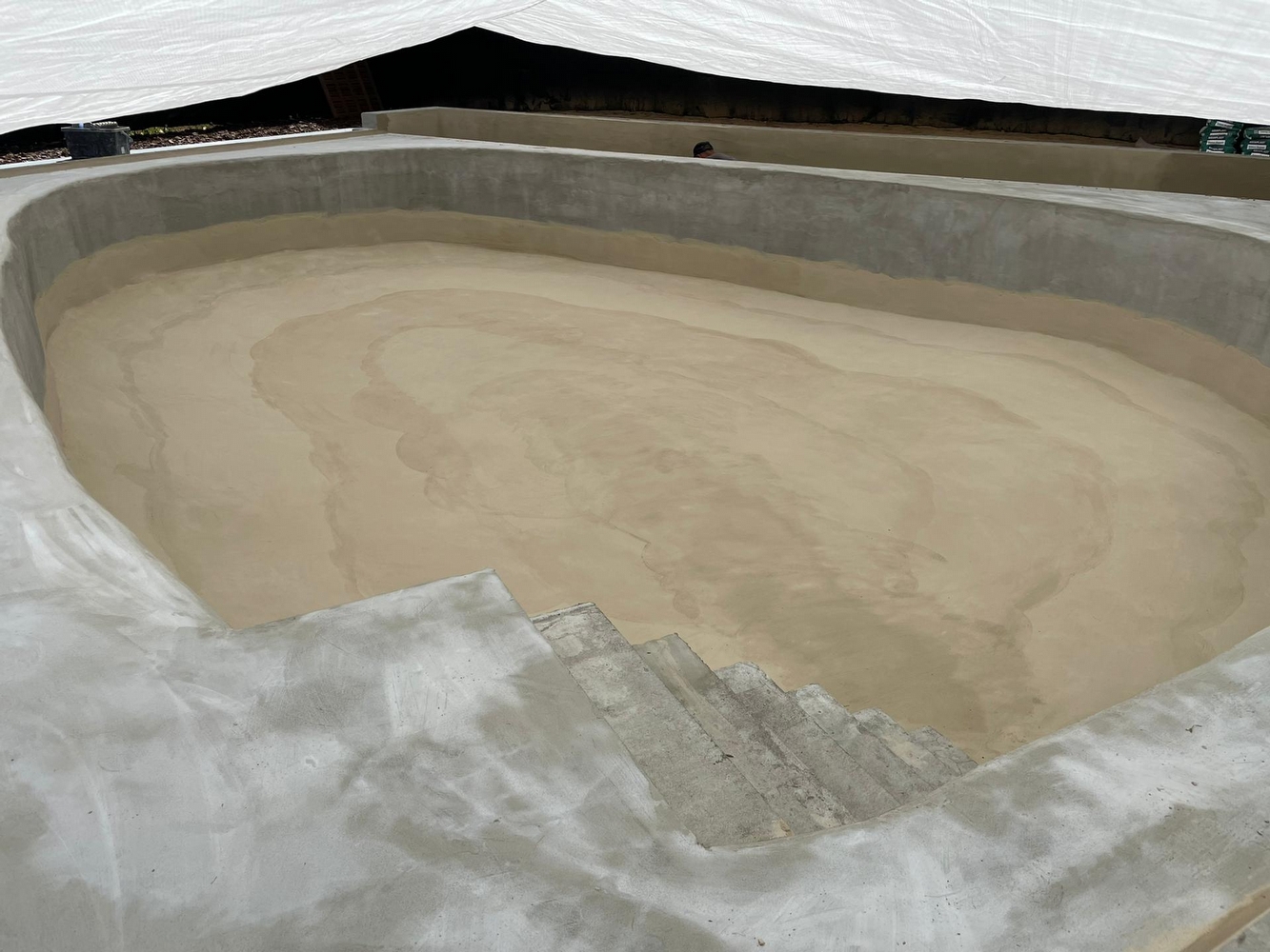 Nieuwe betonnen ondergrond zwembad