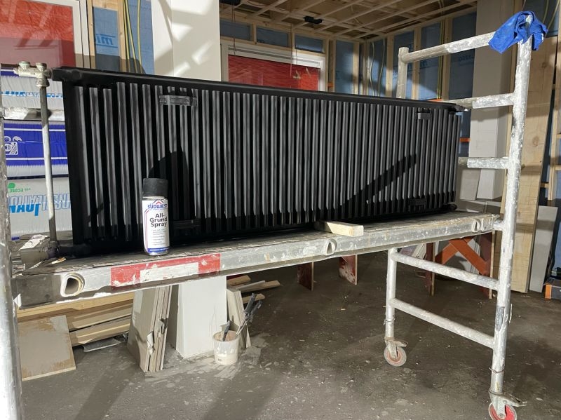 Radiator behandeld met hechtprimer